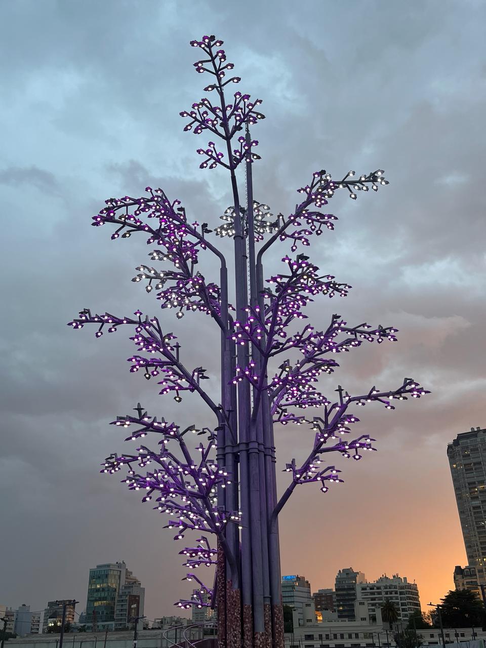 Árbol de metal monumental con iluminación LED, obra de Alfatay