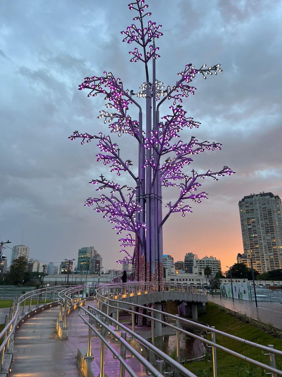Detalle del árbol metálico iluminado